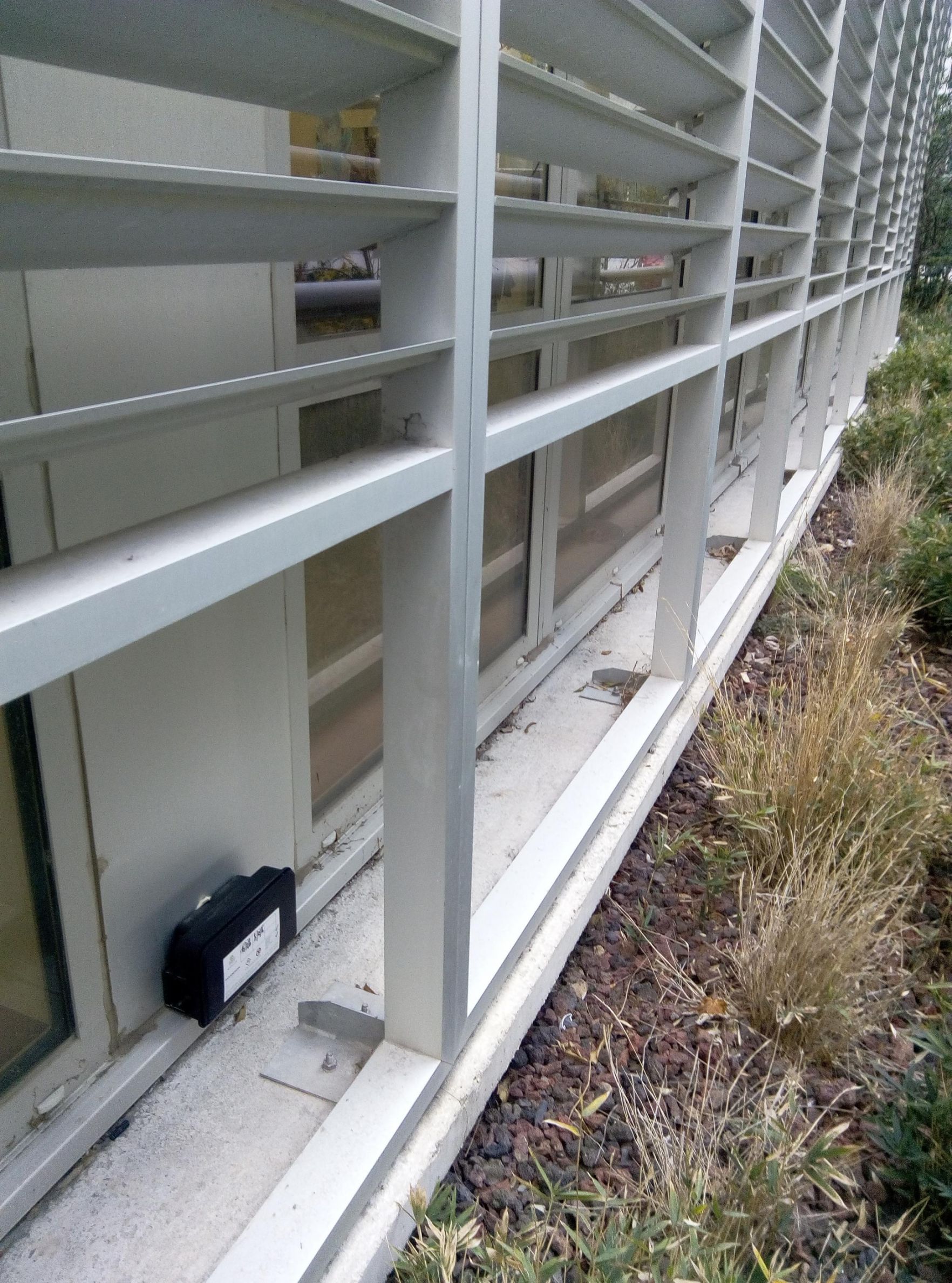 poste sécurisé et fixé sur la paroi métallique d'une collectivité