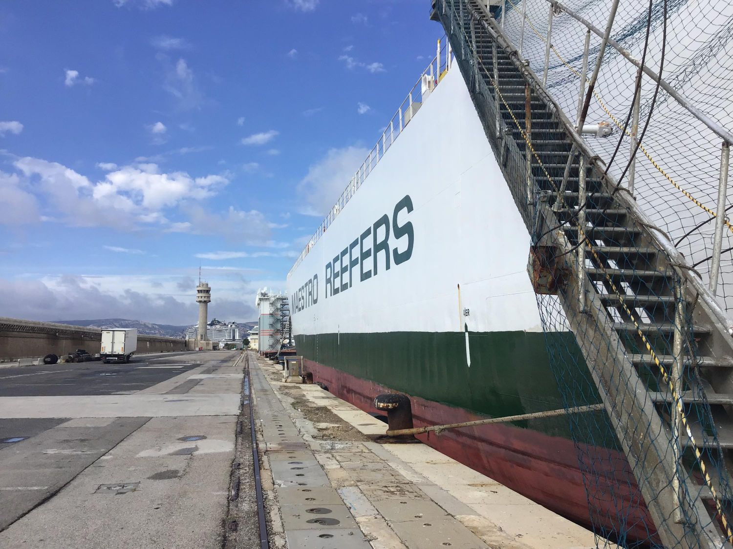 Navire de commerce sur quai marseille suite traitement covid