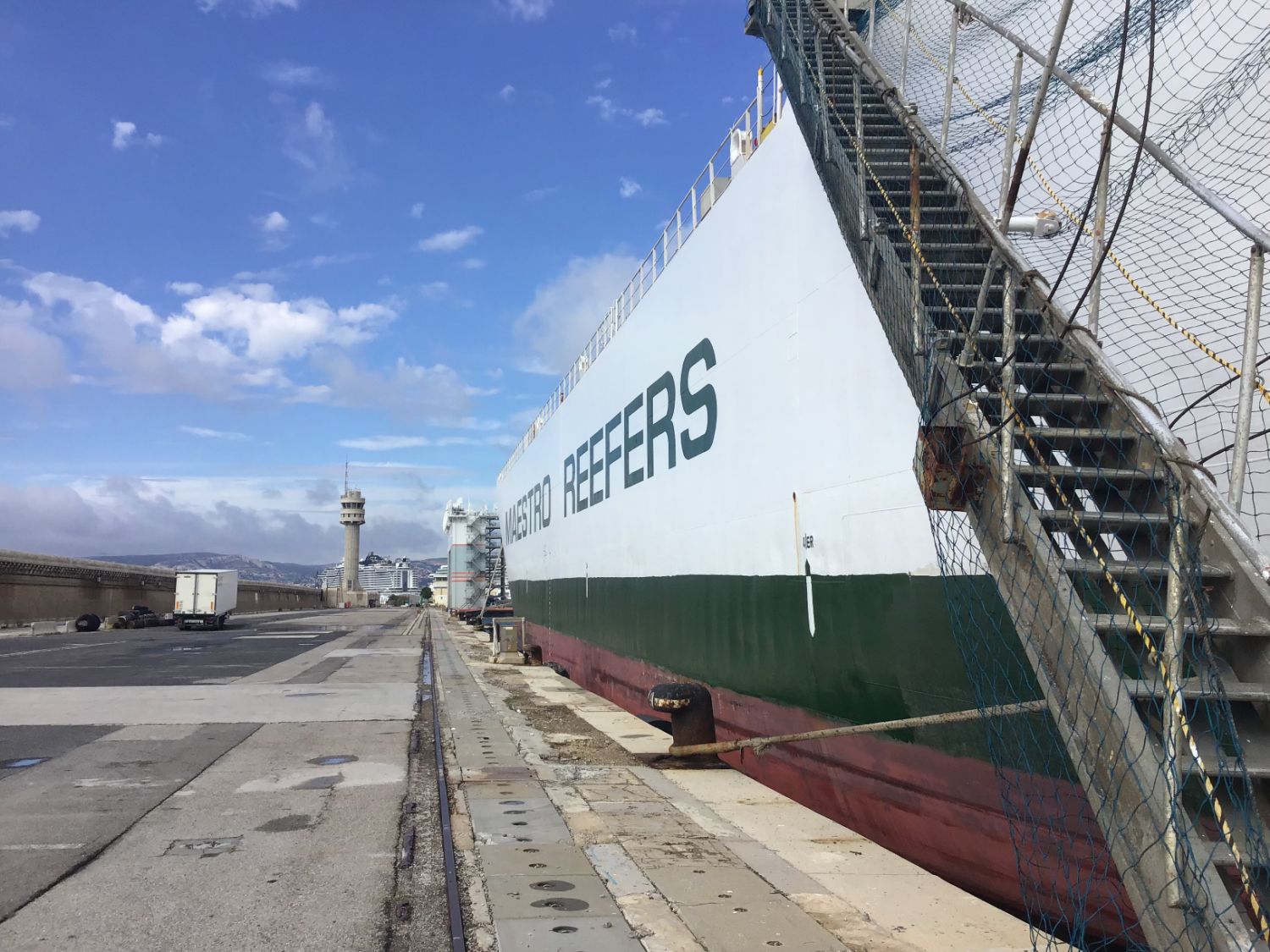 Navire de commerce sur quai marseille suite traitement covid