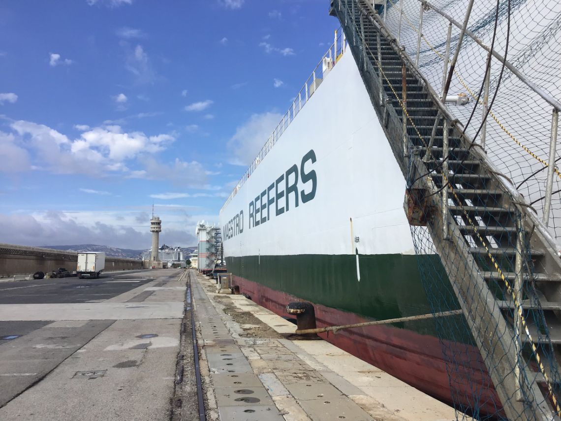 Navire de commerce sur quai marseille suite traitement covid