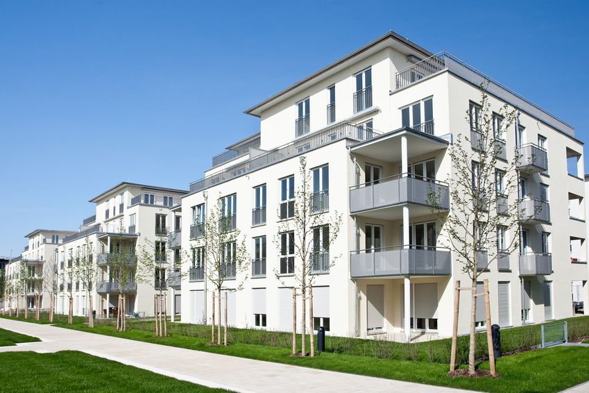 copropriété avec bâtiments blancs et espaces verts