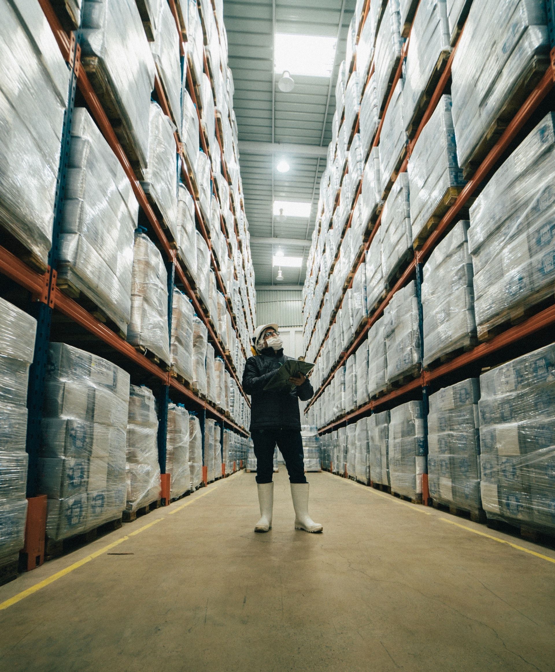 technicien portant des EPI réalisant un audit