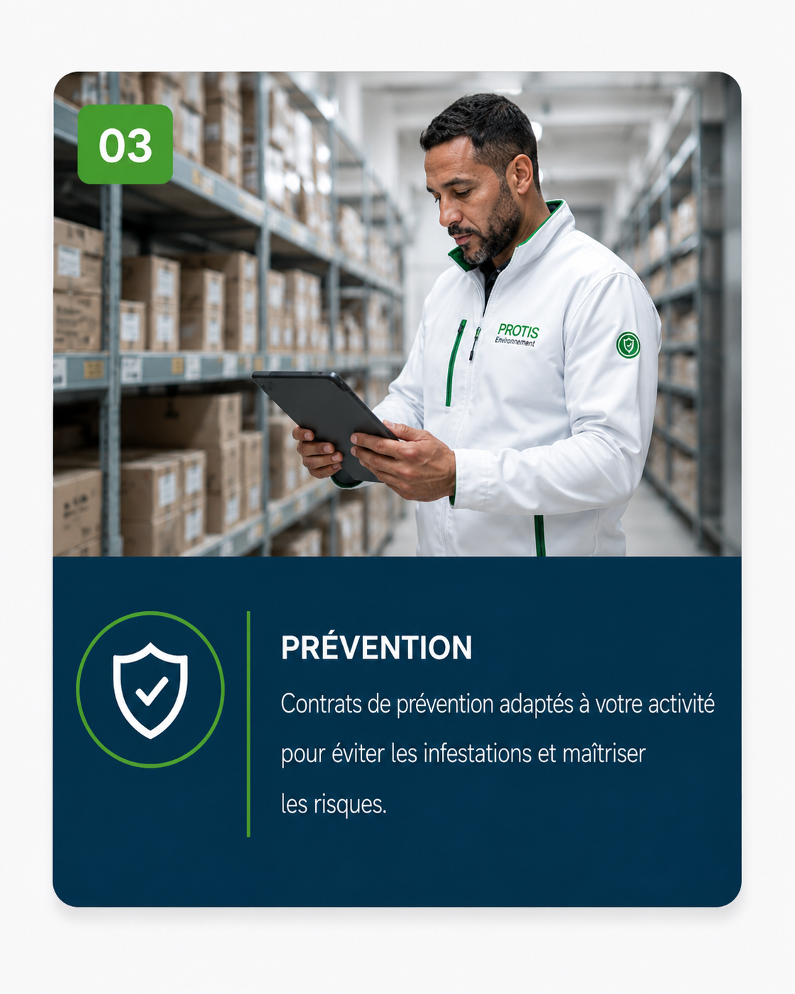 technicien avec équipements règlementaires traitant un bâtiment