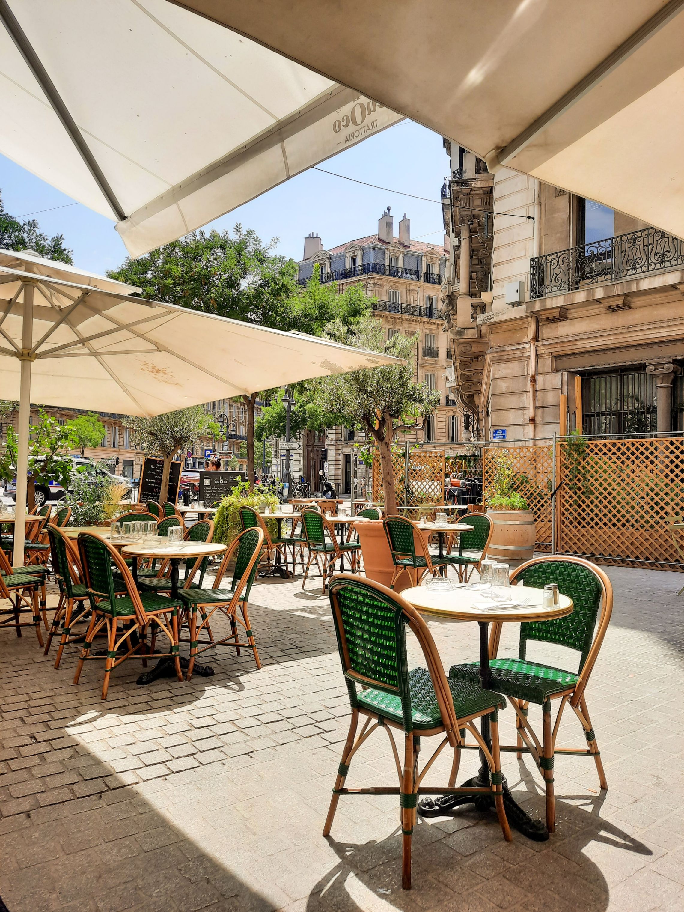 vue sur une terrasse de cafés hotels restaurants